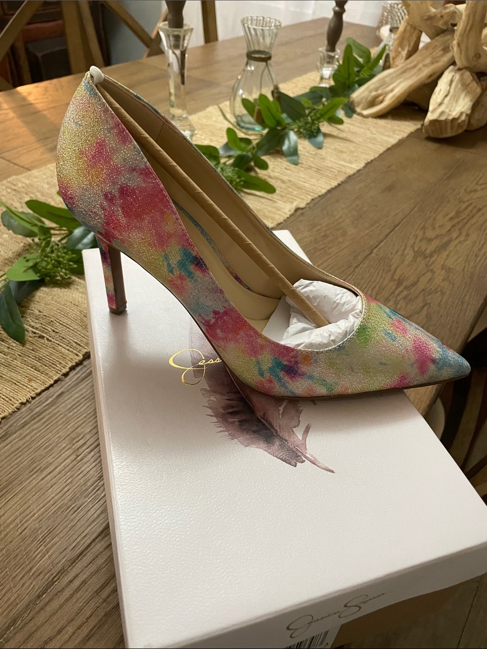 Jessica Simpson White Box with Mauve Feather and Gold Logo - Picture 3 of 3